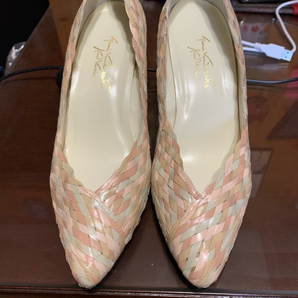 Gloria Vanderbilt Hand Woven Sloes (Size 8.5)